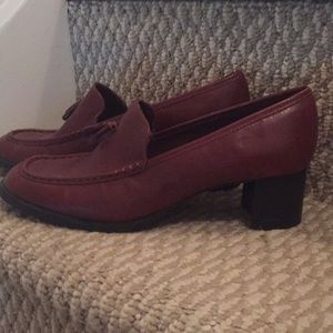 Like New Eddie Bauer heeled loafers